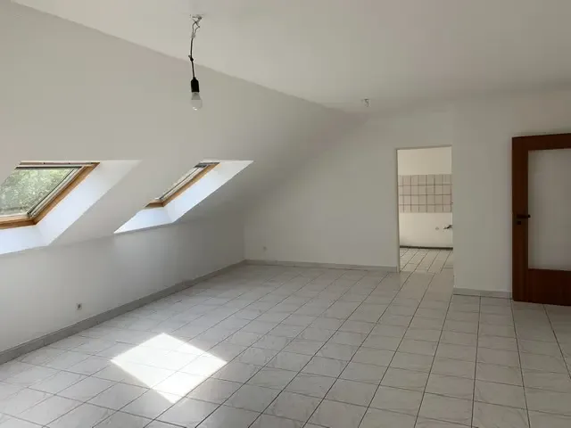 Vorher: leerer Raum vor virtuellem Staging von HRT Immobilien